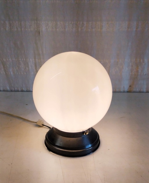 Plafond- of wandlamp met bolvormige opaalglazen kap, diameter: 20 cm - begin 20e eeuw