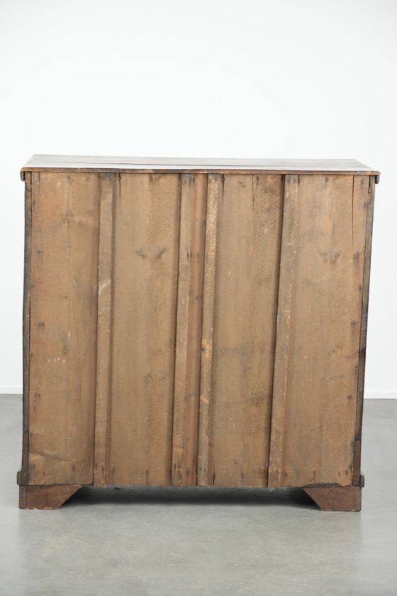 Image 1 of Große und imposante englische antike Eichenkommode aus dem frühen 18. Jahrhundert mit 5 Schubladen