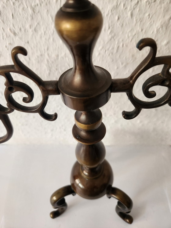 Candelabro antiguo de 3 brazos, bronce macizo, forjado a mano, estilo barroco. – Percheros, Metal, Bronze (photo 6 of 15)
