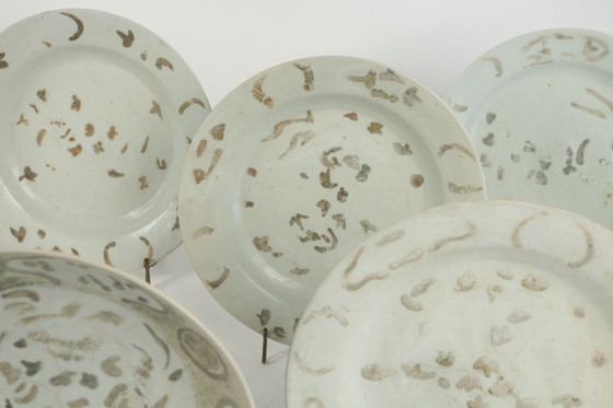 Image 1 of Plato de porcelana china. Obra del siglo XVII.