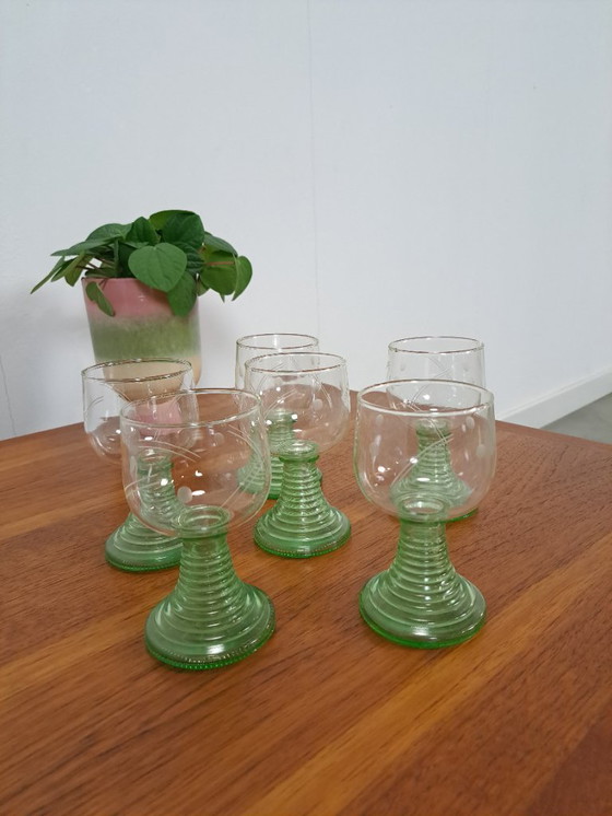 Image 1 of Ensemble de 6 verres à vin côtelés VEB à base verte