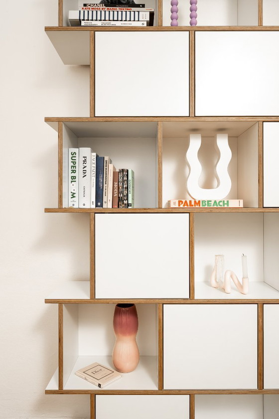 Image 1 of Weißes Sperrholzregal 160×243×35 cm | Modernes geometrisches Bücherregal von KONDOR