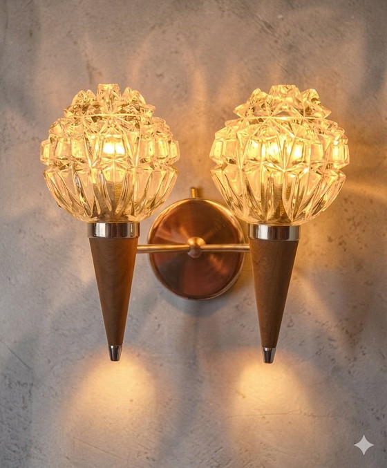 Image 1 of Applique doppia in stile scandinavo - Vetro scolpito e legno di teak - Anni '60