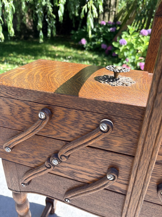Image 1 of Costurero antiguo de roble con patas – extensible – en muy buen estado