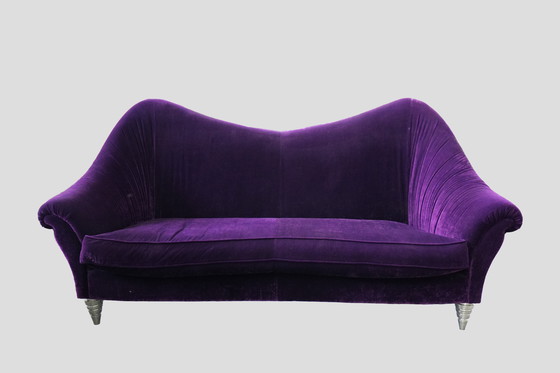 Image 1 of Sofá de tres plazas de terciopelo morado: glamour moderno y comodidad de lujo.
