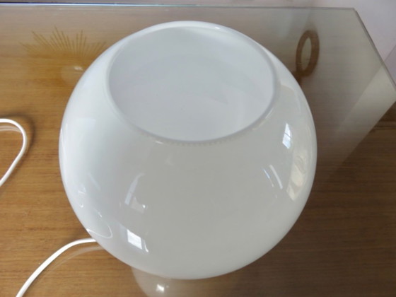 Lampada anni '70, opalina bianca e vetro traslucido rosso – Lampade da tavolo (photo 9 of 10)