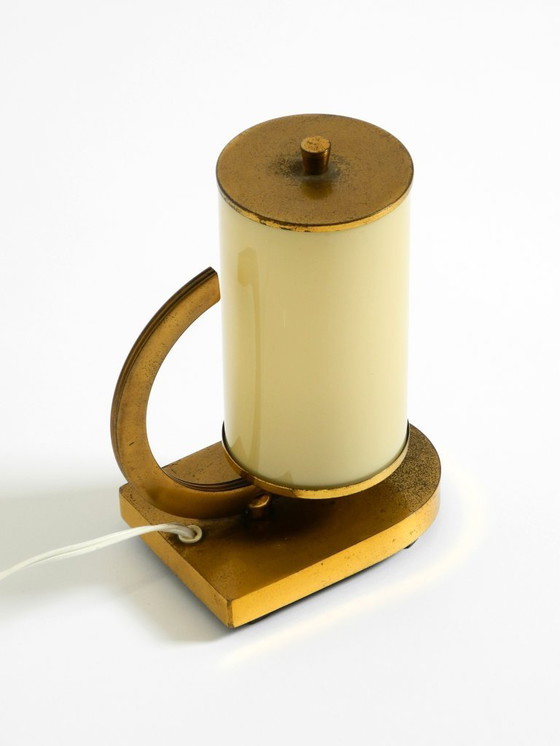Image 1 of Lampe de table en laiton des années 1940, rare et magnifique, avec abat-jour en verre opale.