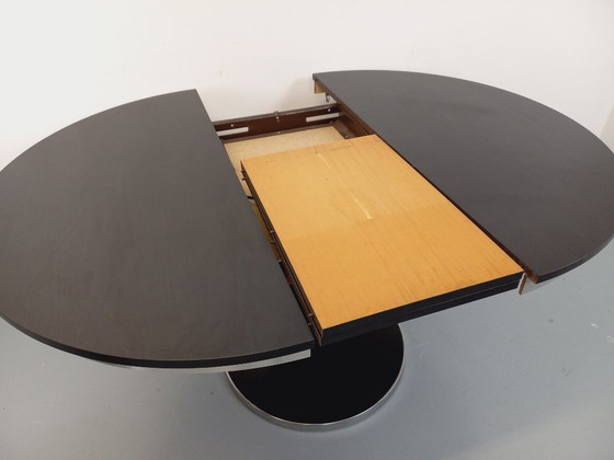 Image 1 of Table ronde de repas vintage en mélaminé esprit bois noir et métal chromé style Space Age / Diner des années 70 avec rallonge in