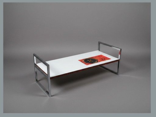 Mesa de centro Belarti con panel artístico de vidrio, cromo y cerámica.
