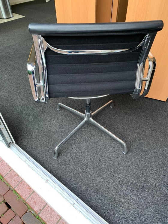 Image 1 of 3 sedie originali Vitra – Charles & Ray Eames “Aluminium Chair / EA (Alu Chair)” (versione da conferenza con braccioli)
