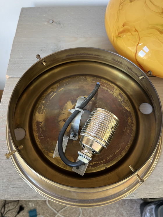 Image 1 of Handgemaakte lamp met amberkleurige, gemarmerde glazen koepel – Messing voet – E27