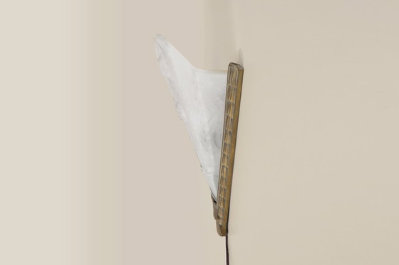 Image 1 of Franse Art Deco wandarmatuur met matte, geperst glazen kap, jaren 1920