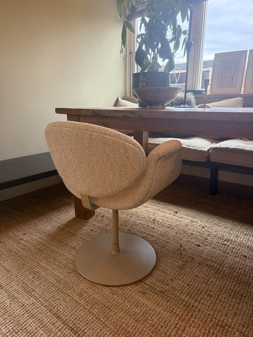 Artifort Little Tulip stoel beige bouclé stof draai