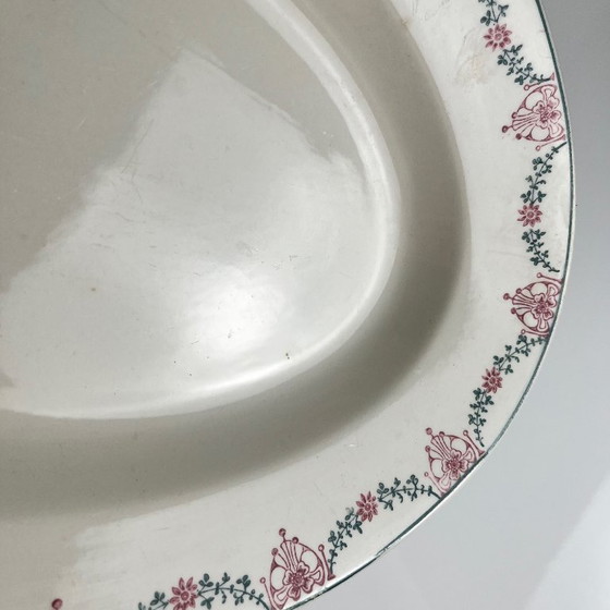 Image 1 of Plat oval Longwy, motif à guirlande rose et vert, début XXe s.