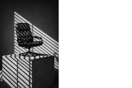 Image 1 of Poltrona girevole e pouf in pelle nera danese moderna vintage di metà secolo di Unico, anni '70, set di 2