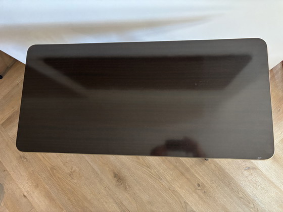 Image 1 of Bijzettafel vintage dans un style moderne du milieu du siècle – messing afwerking, wielen, jaren 1950