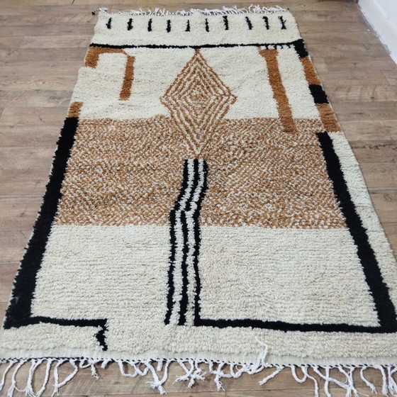 Image 1 of Alfombra bereber en tonos tierra: alfombra marroquí hecha a mano en cálidos tonos naturales (253 × 150 cm)