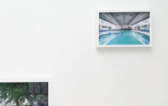 Image 1 of Fotografia a colori di una piscina vuota, 40x50 cm