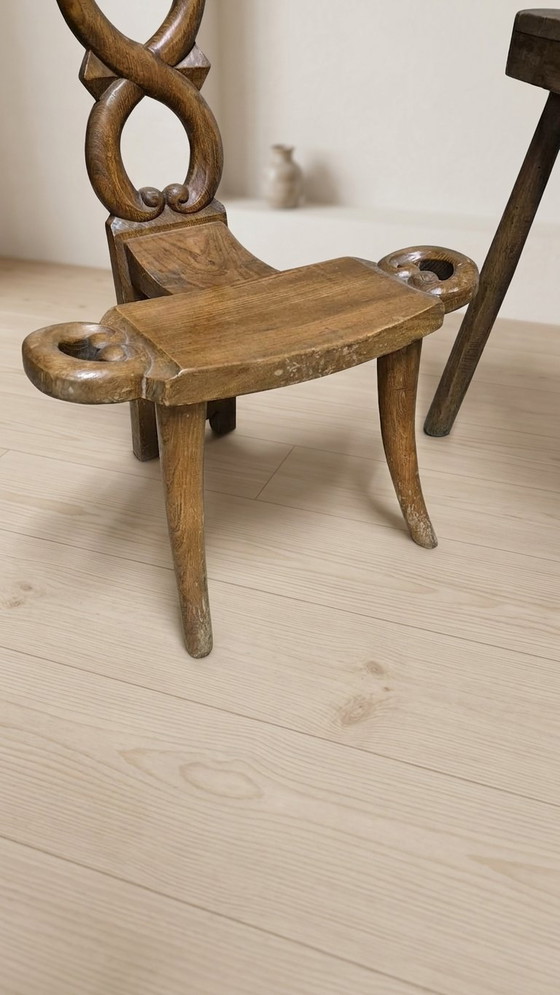 Vintage Sculptural Wooden Table and Two Chairs, Hand-Carved Loop Backrests, 75 × 70 × 56 cm – Consoles (photo 10 of 16)