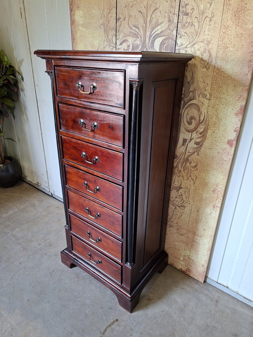 Cassettiera classica in mogano, schedario, stile Impero. Dimensioni: 62x45 cm e 137 cm di altezza.
