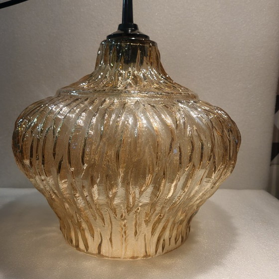 Image 1 of Lampada a sospensione vintage in vetro ambrato iridescente degli anni '60-'70