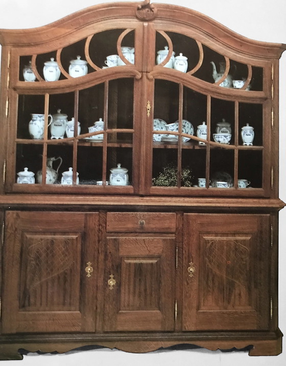 Image 1 of Traditionele Ambachtelijke Vitrine kast met gebogen deuren met antieke raampjes 