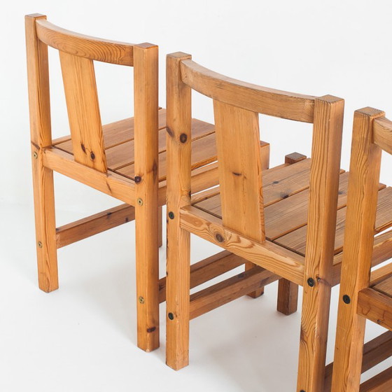 Conjunto de cuatro sillas y banco de estilo escandinavo. Madera de pino. Fabricado por Sotka. Finlandia, (photo 10 of 15)
