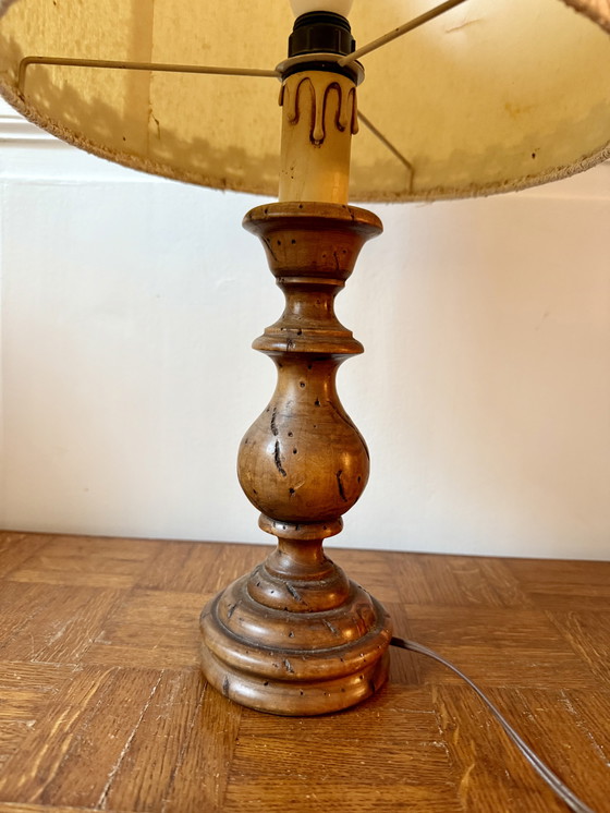 Image 1 of Grote gedraaide houten voetlamp