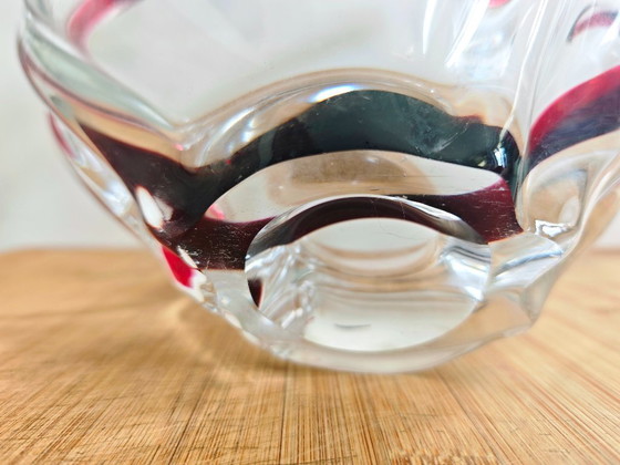 Image 1 of Coupe sculpturale vintage en cristal — « verre balancé » — cristal clair avec accent rouge/bordeaux