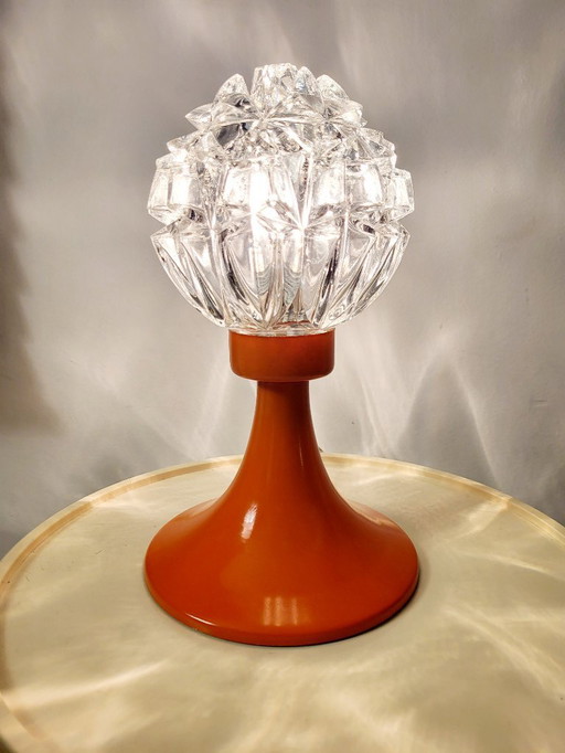 Lampe de table vintage Space Age des années 1960 avec un abat-jour en verre et une base en métal orange