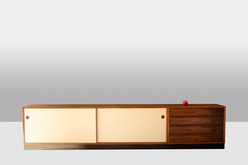 Wilhelm Renz. Dressoir van palissanderhout en laminaat. Circa 1960-1970.