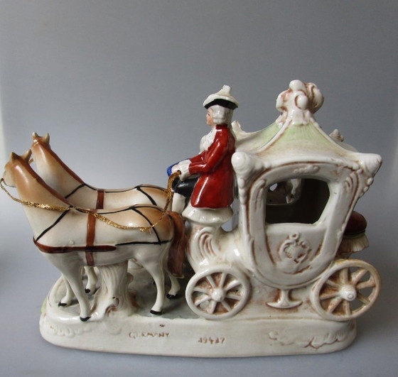 Image 1 of Carrosse en porcelaine, marque de base datant de 1887