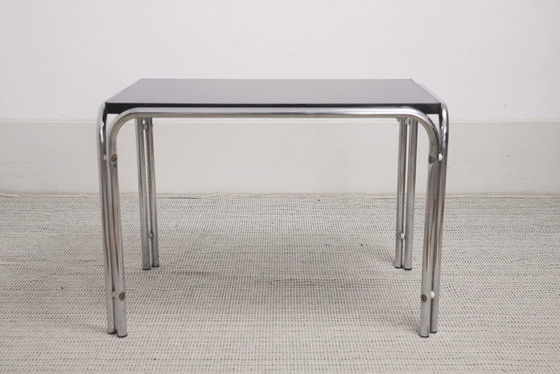 Image 1 of Tavolino laterale Bauhaus cromato con piano in acciaio tubolare e MDF nero, panca/mensola in stile Laccio di Marcel Breuer