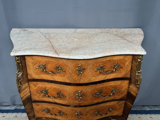Commode in Lodewijk XV-stijl met palissanderfineer, verguld bronzen beslag en marmeren blad. – ladekasten (photo 2 of 6)