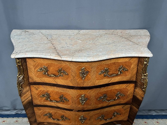 Commode in Lodewijk XV-stijl met palissanderfineer, verguld bronzen beslag en marmeren blad. – Ladekasten (photo 2 of 6)