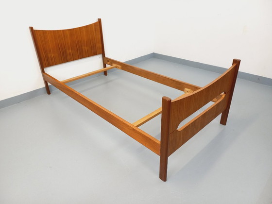 Image 1 of Lit simple vintage style scandinave en teck des années 60