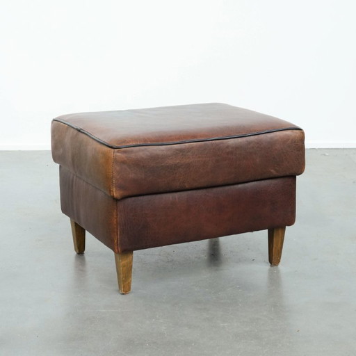 Sgabello vintage in pelle di pecora con bordino nero