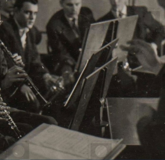 Image 1 of Atril/mesa para música de la escuela de Ámsterdam, década de 1930.