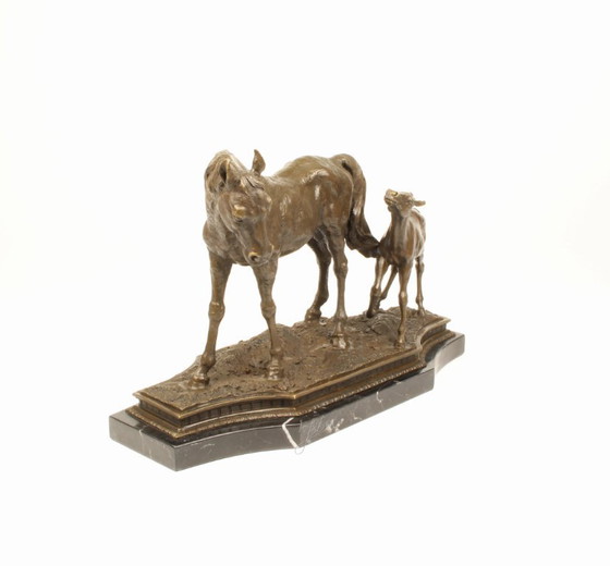 Image 1 of Große Bronzeskulptur einer Stute mit Fohlen auf Marmorsockel, signierte Kunststatue, neu