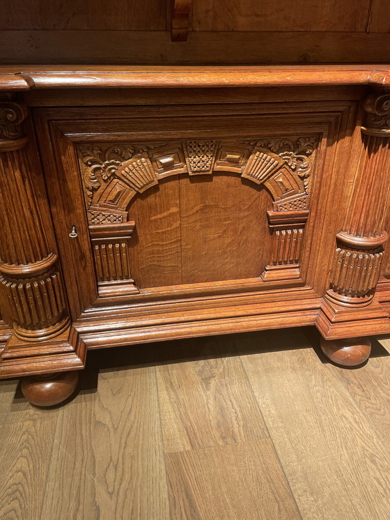 Image 1 of Bibliothèque en chêne massif du XIXe siècle provenant d'un manoir, côtés lambrissés avec des portes richement sculptées