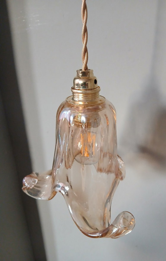 Image 1 of Lampada a sospensione vintage in vetro di Murano dalla delicata forma floreale.