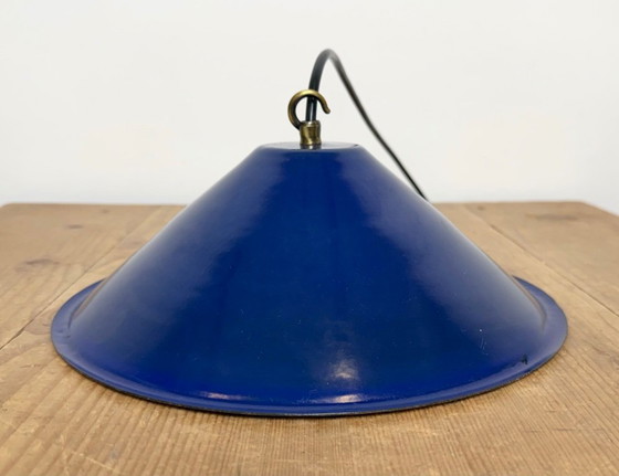 Image 1 of Industrielle britische Fabrik-Hängeleuchte aus blauem Emaille, 1950er Jahre