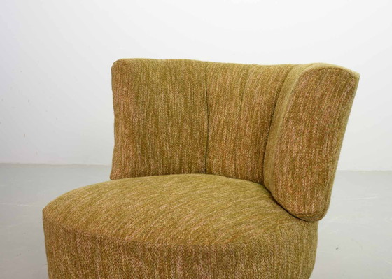 Image 1 of Fauteuil club de style hollandais avec tapisserie en laine moutarde et pieds en chêne massif. Pays-Bas, années 1950.