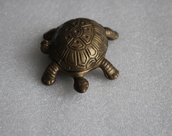 Image 1 of Boîte en laiton antique avec couvercle, boîte à effet écaille de tortue, tabatière, boîte à pilules, boîte à bijoux