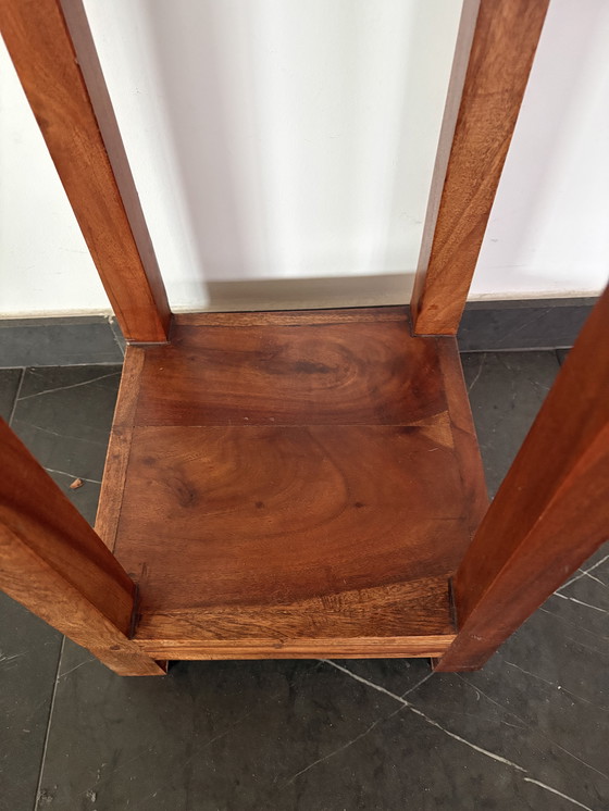 Image 1 of Hoge bijzettafel/zuilplank gemaakt van oud teakhout - Indonesië