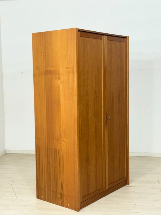 Image 1 of Hoogtepunt van Deens design: Tijdloze teakhouten kledingkast
