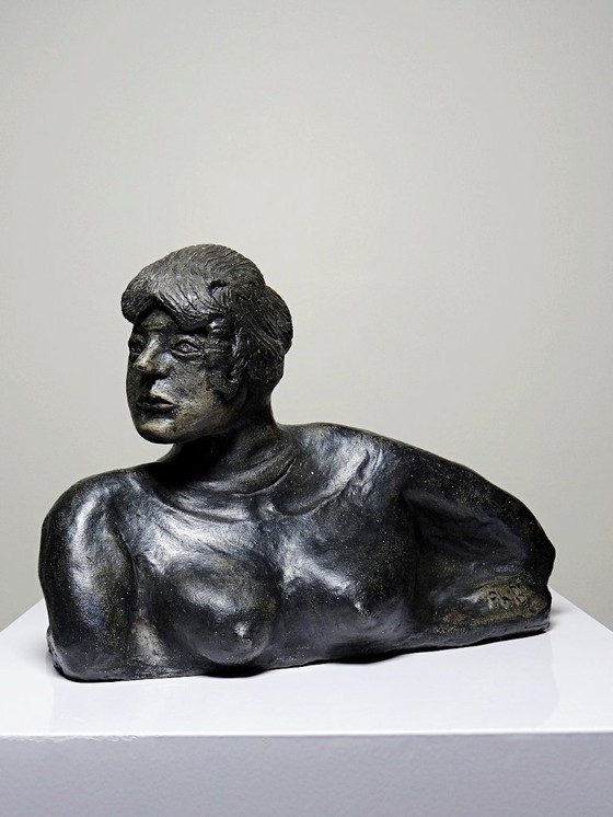 Image 1 of Keramikbüste einer Frau aus dem 20. Jahrhundert, ein nicht identifiziertes Kunstwerk.