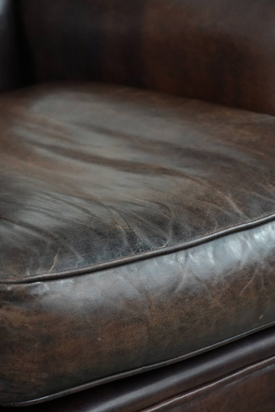 Image 1 of Sillón de piel de oveja con carácter y un hermoso color profundo.