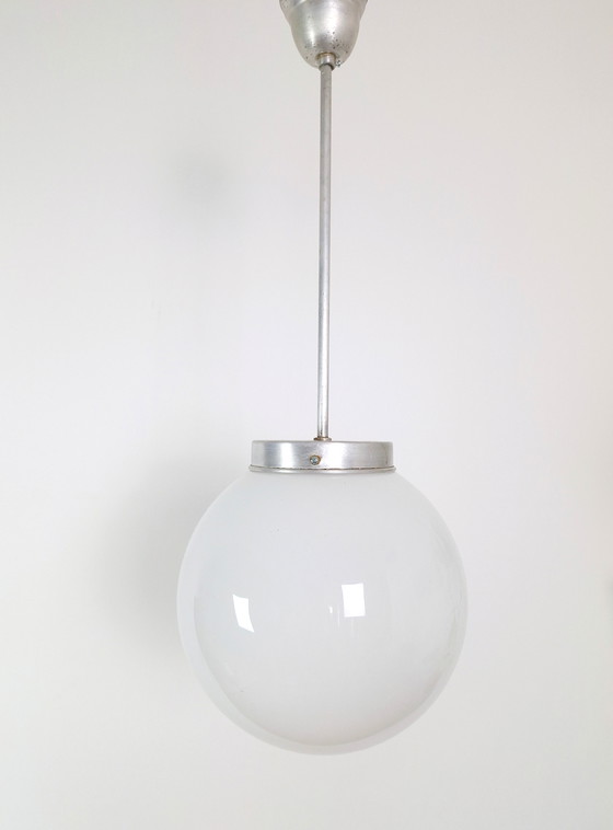 Image 1 of Lampe pendante vintage Globe Opaline, plafonnier de style Bauhaus