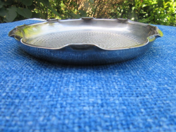 Image 1 of Grand dessous de verre ou plateau à épingles Wiskemann en forme de carafe martelée, vintage
